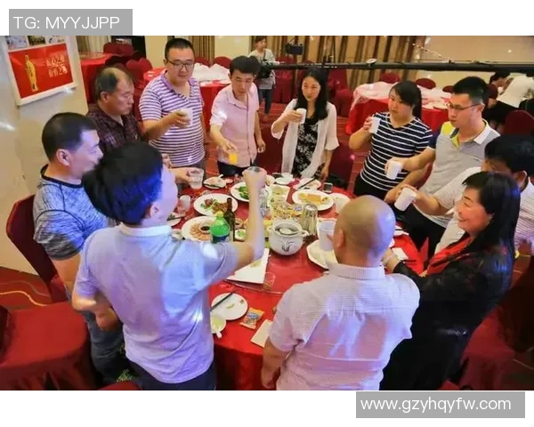 足球明星与小丑欢聚一堂共同庆祝足球盛事的欢乐瞬间